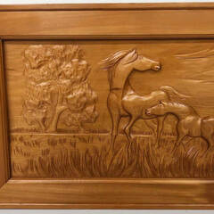 ss8011　木製 レリーフ 馬 幅69cm 額装 木彫り 彫刻 動物 「清？」刀 壁掛け インテリア ウッドレリーフ 中古の画像