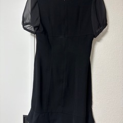 ブラック 半袖 ひざ丈ワンピース Mの画像