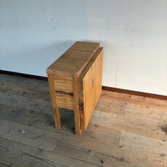 木製テーブルの画像