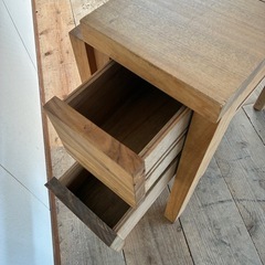 木製テーブルの画像