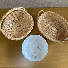 【中古/長期保管品/お引取り限定】■籐製盛りかご2種類＋プランター用ホワイトかご（大）■の画像