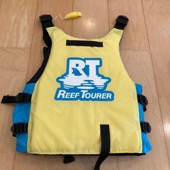 子供用ライフジャケットとフィンの画像