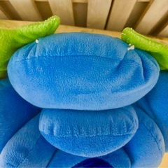 青い薔薇のクッション 不思議の国のアリス　インテリア、ディスプレイ　薔薇の画像