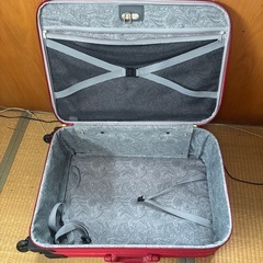 大きいキャリーケースの画像