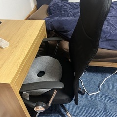 IKEAのデスクと椅子セットの画像