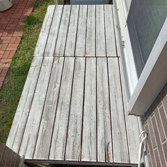 劣化しているウッドデッキ