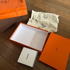 エルメスとシャンネルの箱の画像