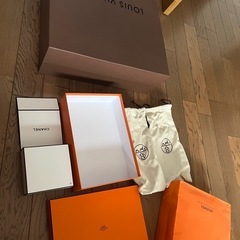 エルメスとシャンネルの箱の画像