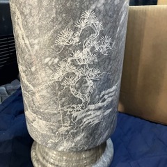 石の花瓶の画像