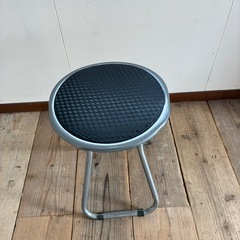 パイプ椅子２つの画像