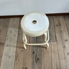 パイプ椅子２つの画像