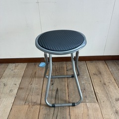 パイプ椅子２つの画像