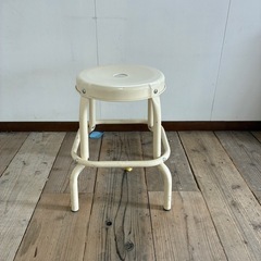 パイプ椅子２つの画像