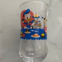 ゆらゆらグラスとドナルドのコップの画像