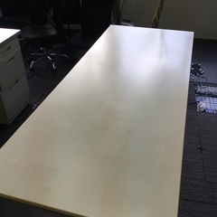 【中古】会議用テーブル　計7台（ホワイト／四つ足）差し上げます！　※条件変更につき再掲の画像