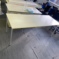 【中古】会議用テーブル　計7台（ホワイト／四つ足）差し上げます！　※条件変更につき再掲の画像
