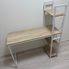 ラック付きデスクの画像