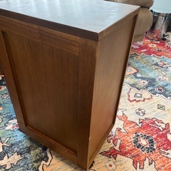 木目柄のレトロ移動式シェルフの画像