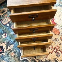 木目柄のレトロ移動式シェルフの画像