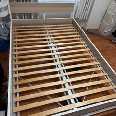 11/28まで　IKEAダブルベッドフレームの画像