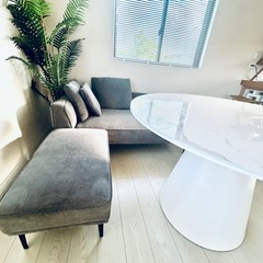 【お譲りする方決まりました】 美しいデザインのダイニングテーブルの画像