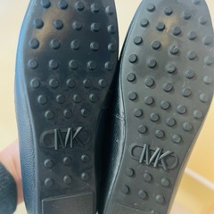 美品　MICHAELKORS ブラックレザー ローファーレディース ローファー ブラック スリッポン モカシンの画像