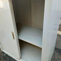 △ 物置 倉庫 収納庫 高さ 90.5cm 幅 83.5cm 奥行 50cm 鍵あり メーカー等の情報記載無し サビ、塗装剥げあり 現状渡しの画像