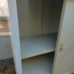 △ 物置 倉庫 収納庫 高さ 90.5cm 幅 83.5cm 奥行 50cm 鍵あり メーカー等の情報記載無し サビ、塗装剥げあり 現状渡しの画像