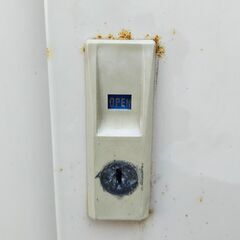 △ 物置 倉庫 収納庫 高さ 90.5cm 幅 83.5cm 奥行 50cm 鍵あり メーカー等の情報記載無し サビ、塗装剥げあり 現状渡しの画像