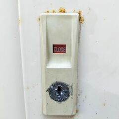 △ 物置 倉庫 収納庫 高さ 90.5cm 幅 83.5cm 奥行 50cm 鍵あり メーカー等の情報記載無し サビ、塗装剥げあり 現状渡しの画像