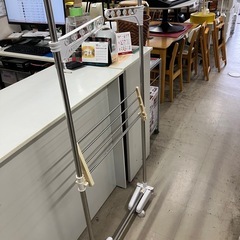 I2511-687 キャスター付き 物干しスタンド キズ汚れ色あせ有り 現状お渡し 中古の画像
