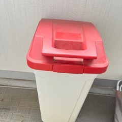 ゴミ箱、灯油タンク、物干しスタンド、の画像