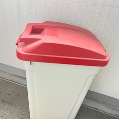 ゴミ箱、灯油タンク、物干しスタンド、の画像