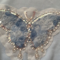 【新品】キッズ 女の子 トレーナー スパンコール 蝶々 フリル 水色　キラキラ蝶々おしゃれ（140/150）の画像