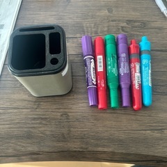 マーカーとペン立ての画像