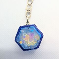 ハンドメイドレジンキーホルダー 六角形 蝶 星 みかん 青の画像