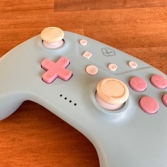 可愛い配色のプロコン Switch 無線コントローラー 使用感、多少の汚れあり まとめ買いの場合2点合わせて500円！の画像