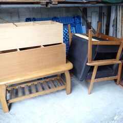 応接セット（机＋イス2脚）、本棚（大）、本棚（小）✖２　計６点　※３点以上を取引条件とさせてくださいの画像