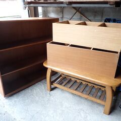 応接セット（机＋イス2脚）、本棚（大）、本棚（小）✖２　計６点　※３点以上を取引条件とさせてくださいの画像