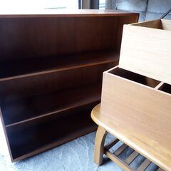 応接セット（机＋イス2脚）、本棚（大）、本棚（小）✖２　計６点　※３点以上を取引条件とさせてくださいの画像