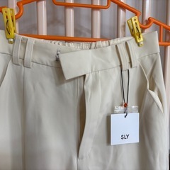 新品　
SLY スライ　アイボリー　パンツ　の画像