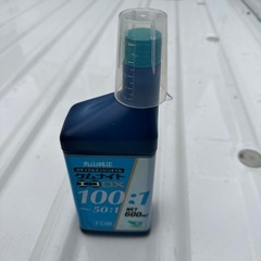 丸山製作所 2サイクルエンジンオイル ケムナイトエコ　混合比100:1 〜50:1計量カップ付の画像