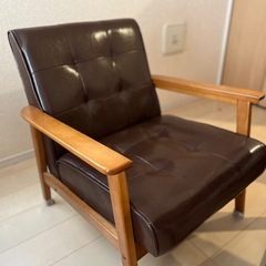 ダイニングテーブルと椅子二脚セットの画像