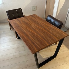 ダイニングテーブルと椅子二脚セットの画像