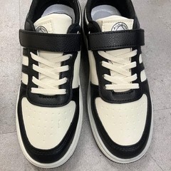 スニーカーお譲りします！！　ALLO DUCK スニーカー ホワイト/ブラック 22.5cm TU2-176の画像