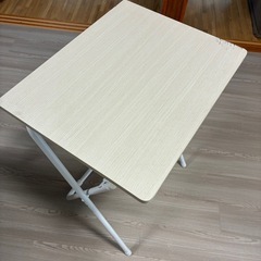 折りたたみテーブルの画像