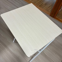折りたたみテーブルの画像