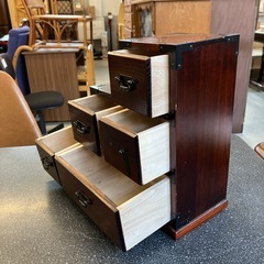 K2511-428 レトロ 木製 収納家具 小型 階段箪笥 インテリア 時代 タンス 一部欠損有り 部品は有ります キズ汚れ有りの画像