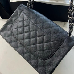 CHANEL クラシック ラージ キャビア ブラック ダブルフラップ 17番台 (未使用レベル)の画像