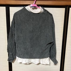 グレーカットソーの画像